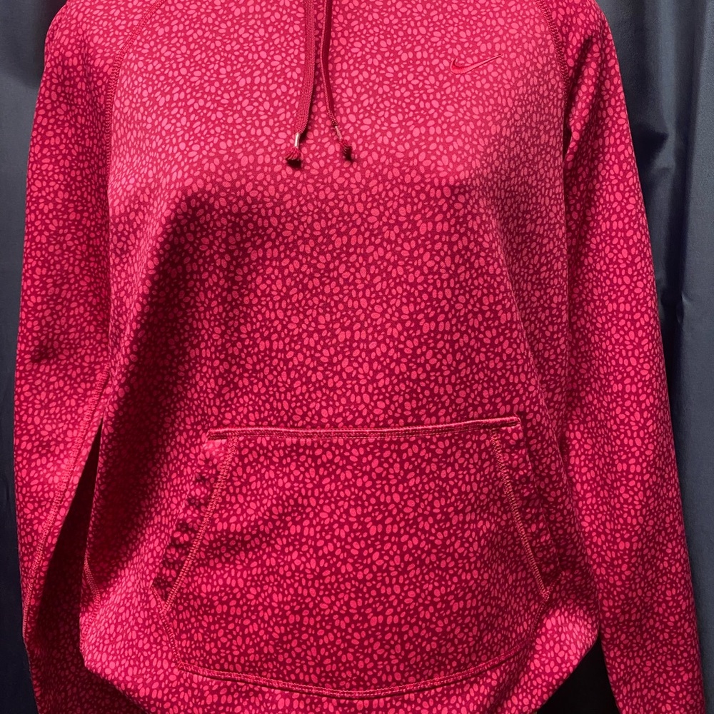 Nike Therma fit hoodie. Size small. Pink. Has thumbholes!!